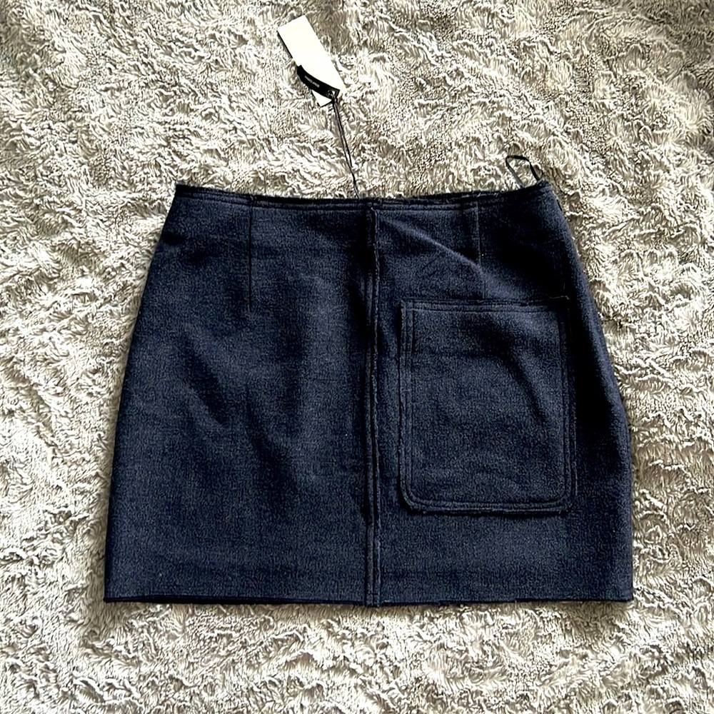 Navy Blue SUISTUDIO skirt 16” length. Brand new, never been worn size 8 US